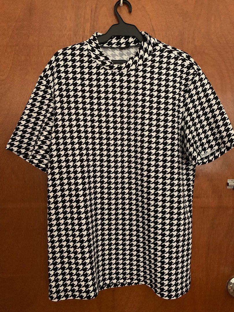 Black and White Pattern Shirt (Category: Tshirts & Polo Shirts ) located in Las Pinas. Submitted by basicapparel_mnl (Listing ID 1307482033, Image 1). Description: - no damages 💐 - condition 9/10 💐 - price still negotiable 💐.