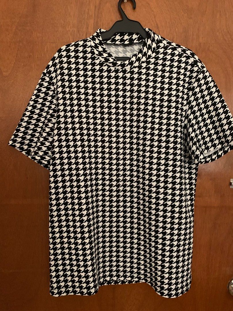 Black and White Pattern Shirt (Category: Tshirts & Polo Shirts ) located in Las Pinas. Submitted by basicapparel_mnl (Listing ID 1307482033, Image 2). Description: - no damages 💐 - condition 9/10 💐 - price still negotiable 💐.
