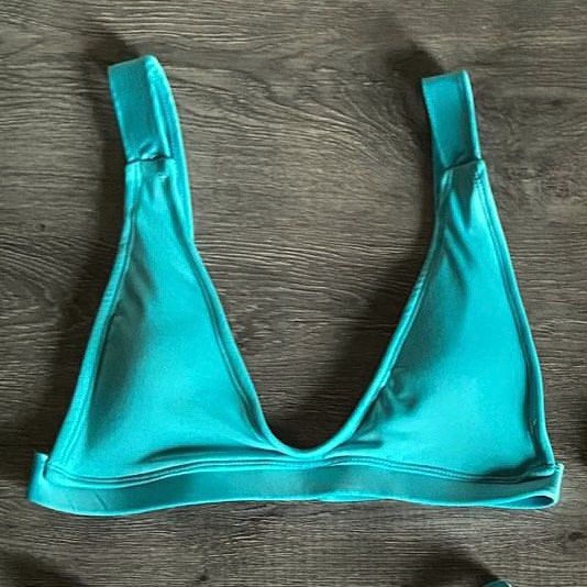 Sewlocal Teal Bikini Set (Category: Bikinis & Swimsuits) located in Rizal. Submitted by beaa23 (Listing ID 1307479421, Image 2). Description: Rfs: Does not fit me anymore *Used once XS Top - Mimi L Bottoms - Darcy Coverage: Cheeky (image attached for reference ) Teal Aqua Color looks good in Boracay and Siargao Sexy but not as revealing as you expected Two piece.