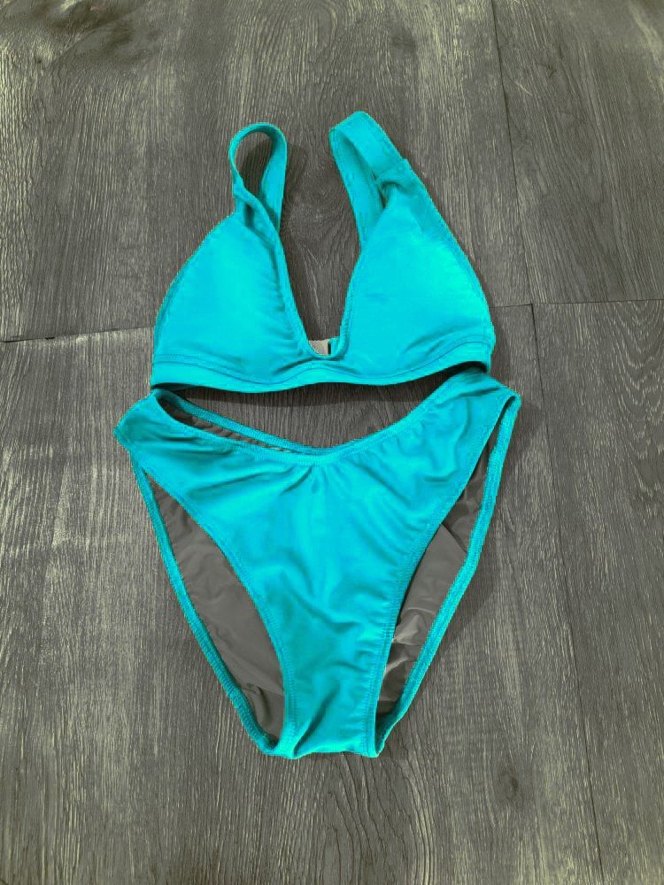 Sewlocal Teal Bikini Set (Category: Bikinis & Swimsuits) located in Rizal. Submitted by beaa23 (Listing ID 1307479421, Image 1). Description: Rfs: Does not fit me anymore *Used once XS Top - Mimi L Bottoms - Darcy Coverage: Cheeky (image attached for reference ) Teal Aqua Color looks good in Boracay and Siargao Sexy but not as revealing as you expected Two piece.