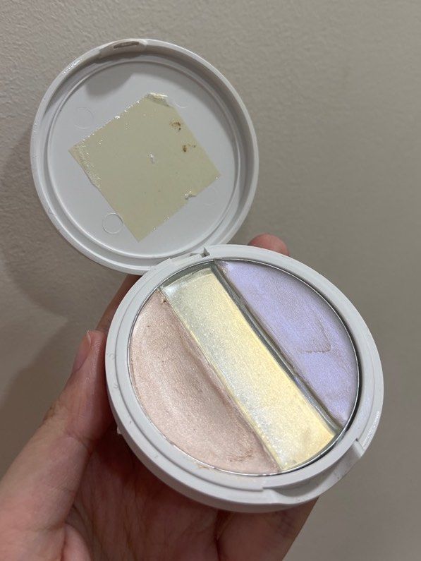 Too Cool for School Lumineuse Varnish Compact Highlighter (Category: Makeup) located in Manila. Submitted by chelsellss (Listing ID 1307486937, Image 3). Description: - authentic item - obvious flaws on the compact itself, no mirror and the highlighters are used but not yet near pan (it seems hardly used since there is still a lot of product) - highlighter gives off a nice sheen instead of glitter. This is perfect for natural, glow-within makeup 