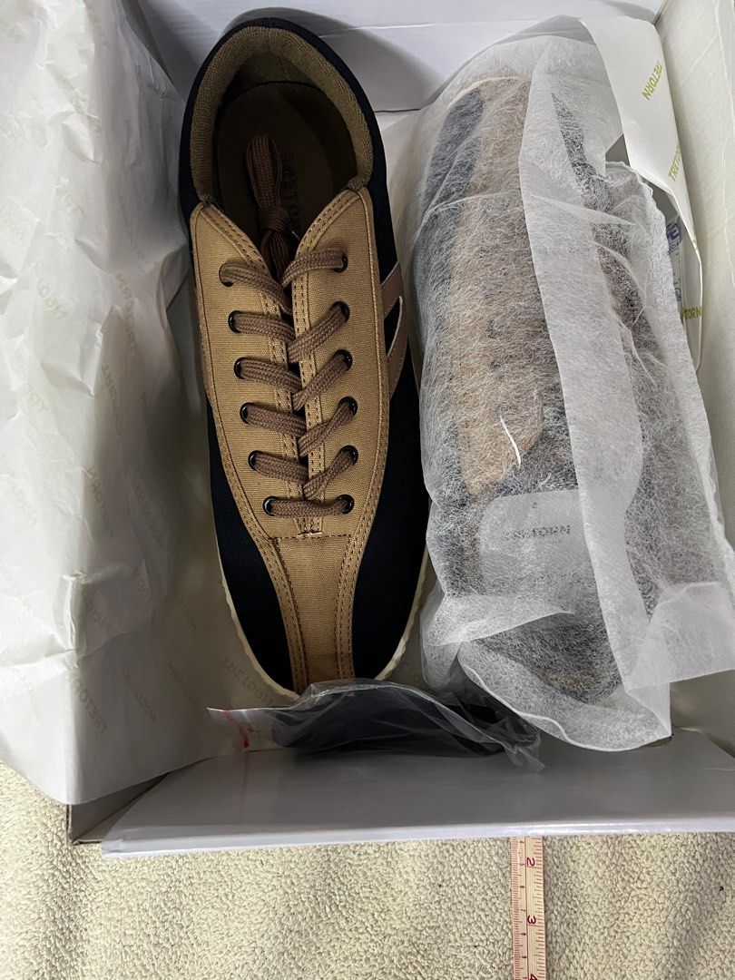 TRETORN SIZE 12 NYLITEBLACK size 12 (Category: Sneakers) located in Santa Maria. Submitted by jeshtine (Listing ID 1307497641, Image 1). Description: .