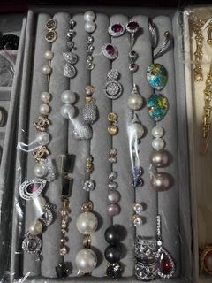 Assorted jewelries