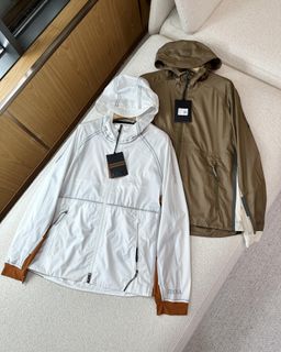 (Category: ) located in . Submitted by luxcloset.shop (Listing ID 1307714921, Image 1). Description: .