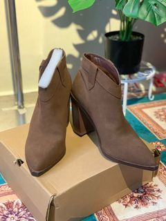 Brand new brown low cut boots