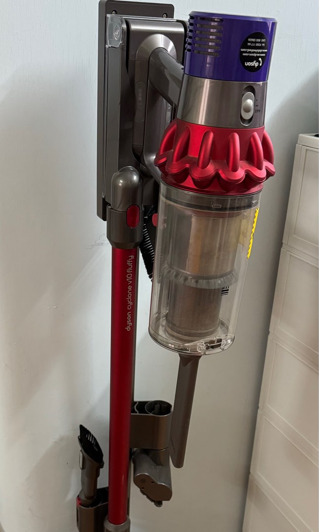 Dyson cyclone v10 fluffy+charger+stand, 家庭電器, 吸塵機 ＆ 家居清潔電器 - Carousell