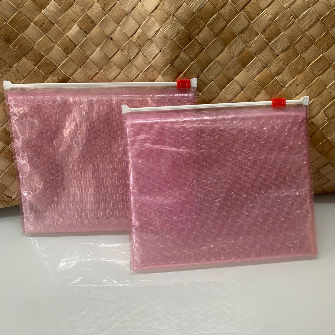 Glossier Pink Bubble Pouch Packaging (Category: Face Care) located in Manila. Submitted by thebookclubz (Listing ID 1307580223, Image 1). Description: .