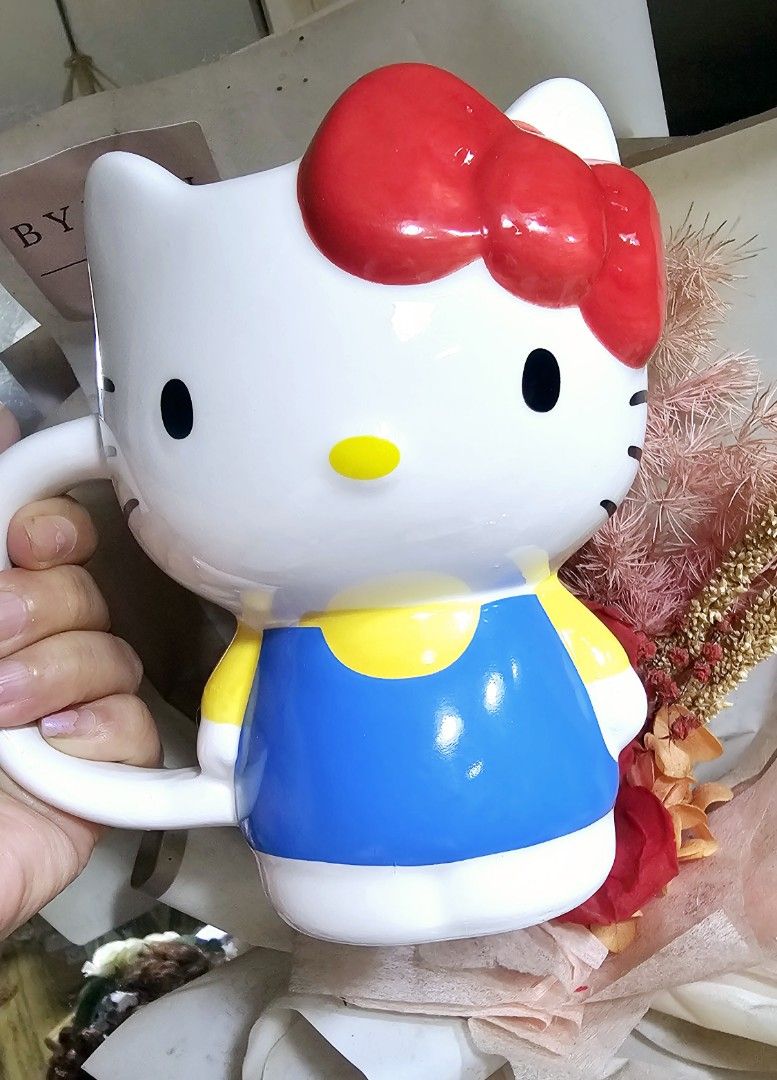 HELLO KITTY MUG (Category: Coffee & Tea Tableware) located in Manila. Submitted by ana_essentials56 (Listing ID 1307602146, Image 1). Description: Hello Kitty Mug 400ml Ceramic Pink P496 Black P596 Classic P696.