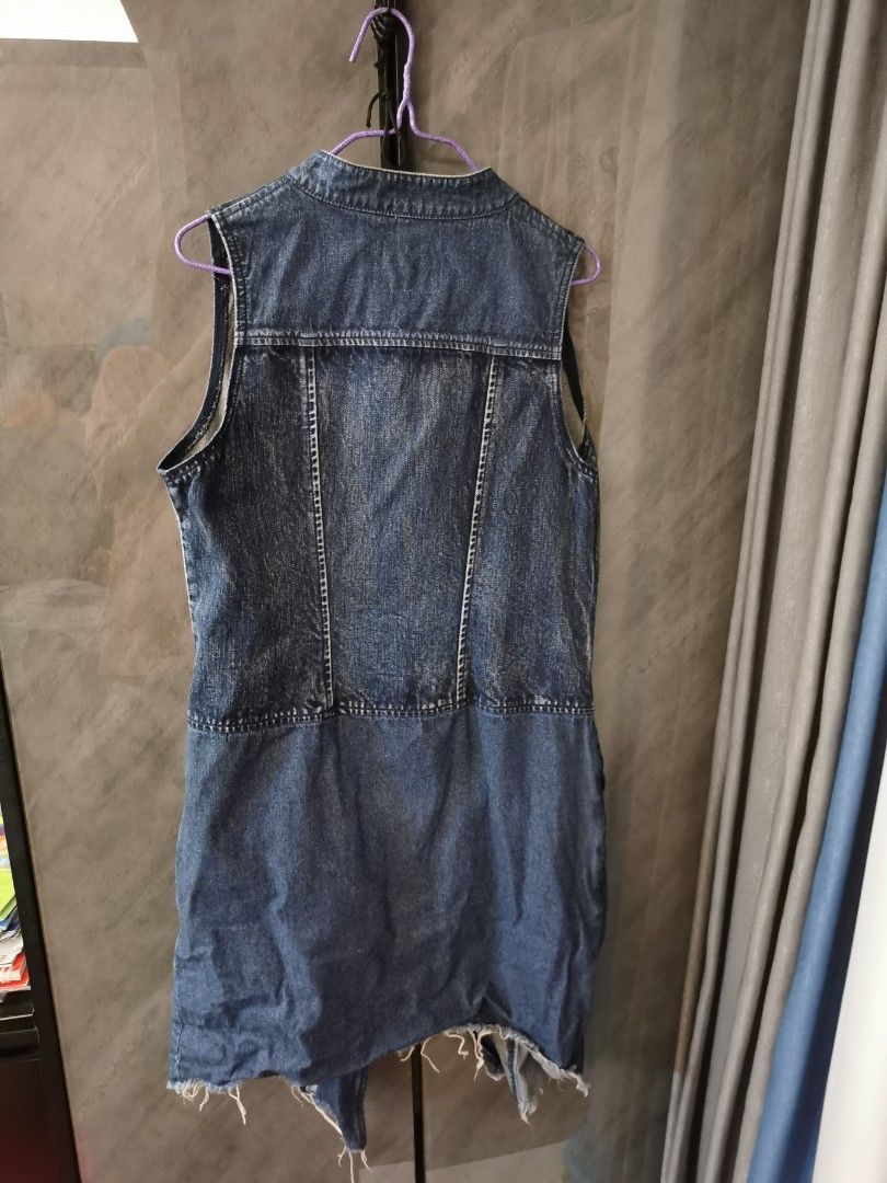 Initial denim jacket （分類：襯衫）位於 Hong Kong。 由 yingyingbbg 提交（商品編號 1307695829，圖片 2）。簡介： 著過幾次 長擺衣櫃 實物如圖 size 2 順豐到付。