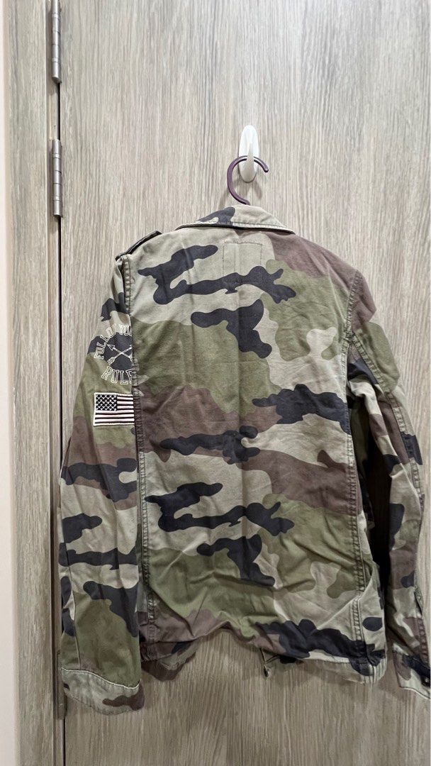 Jacket (Category: Coats, Jackets and Outerwear) located in Singapore. Submitted by sailarmoon (Listing ID 1307574400, Image 3). Description: PULL&BEAR Jacket,likely use.