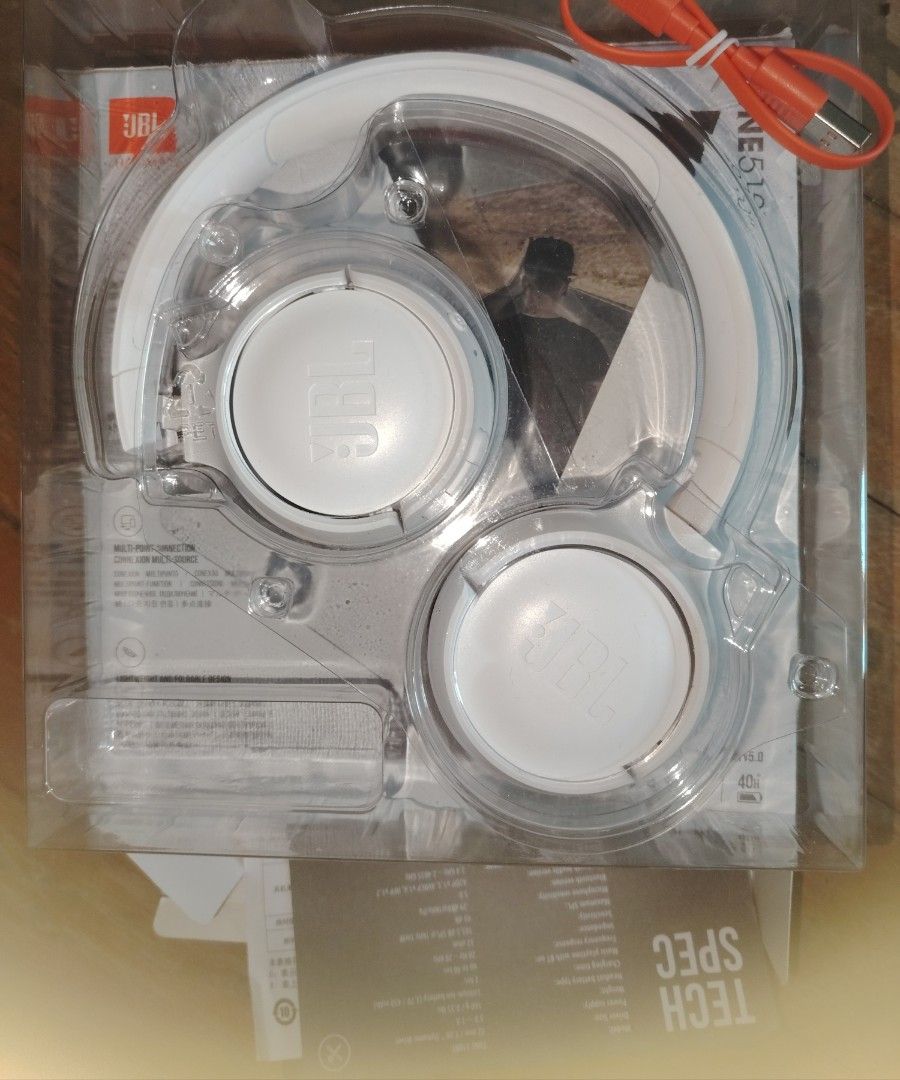 JBL （分類：頭戴式/罩耳式耳機）位於 Hong Kong。 由 dee9998 提交（商品編號 1307573749，圖片 3）。簡介： 因太多耳機而現在閒置.。
