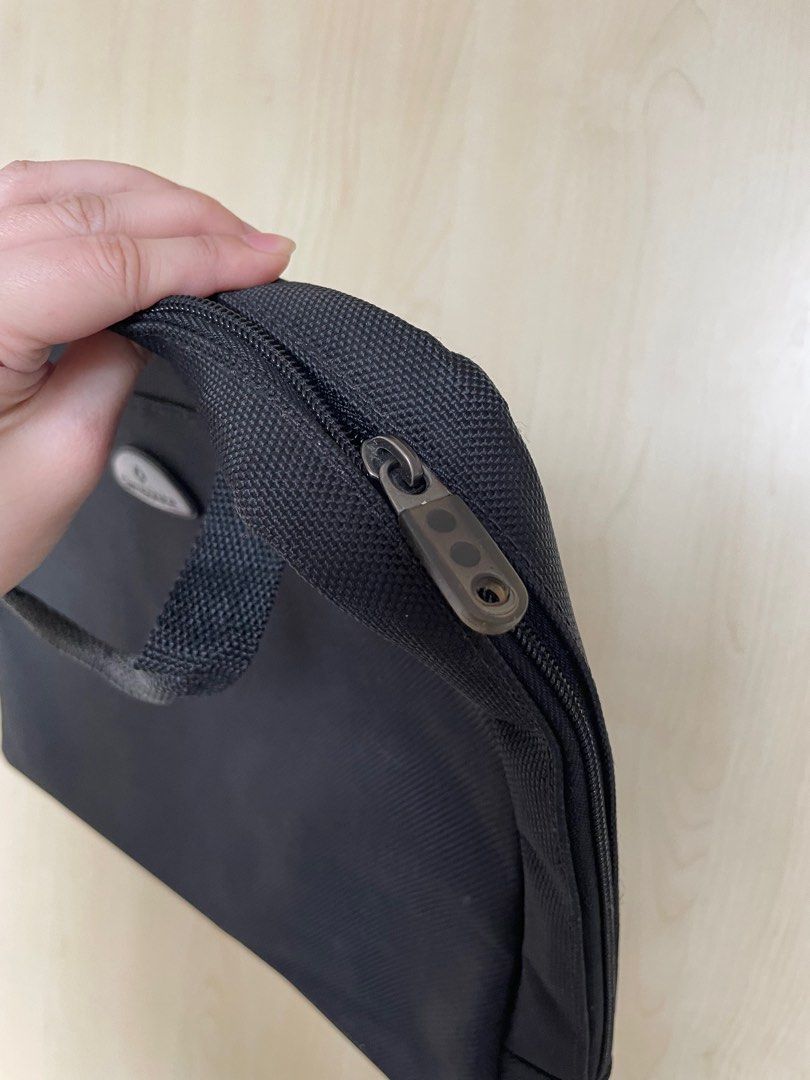 Laptop bag 14” Orig Samsonite (Category: Laptop Bags & Sleeves) located in Manila. Submitted by prelovedforcharityph (Listing ID 1307627082, Image 3). Description: Samsonite laptop bag - Original.