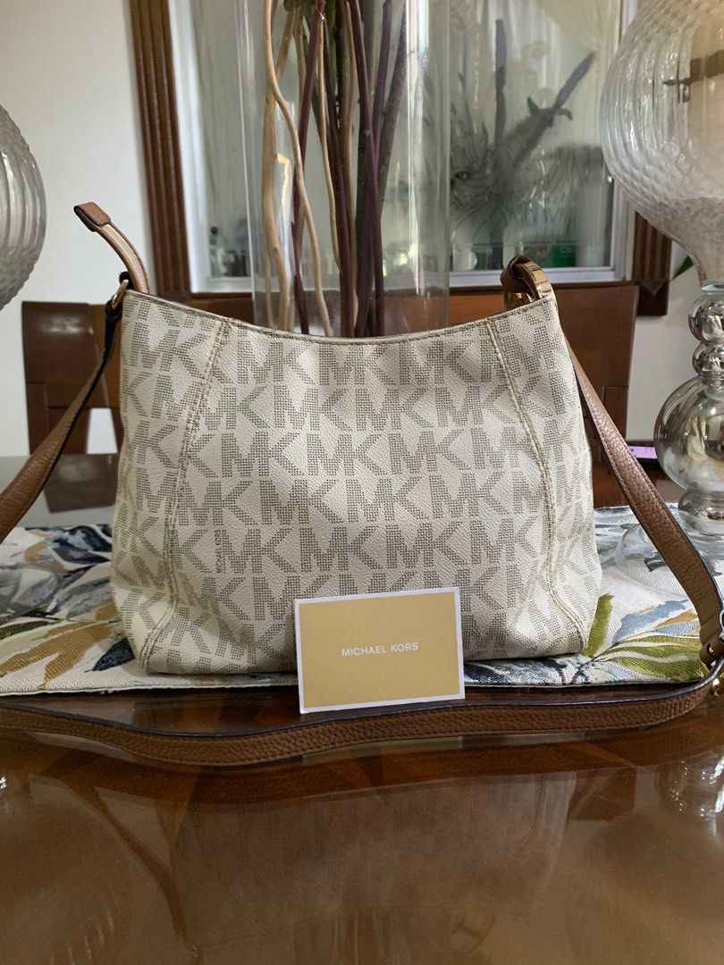Michael Kors Bag 💯 original M (Category: Cross-body Bags) located in Guagua. Submitted by rizza4 (Listing ID 1307581556, Image 1). Description: • medium size • intact rubber lining but at the back of the the upper part , 4 letters nagfade but not visible ..Thats all the issue .. • still gold hardware • My personal use • From US .