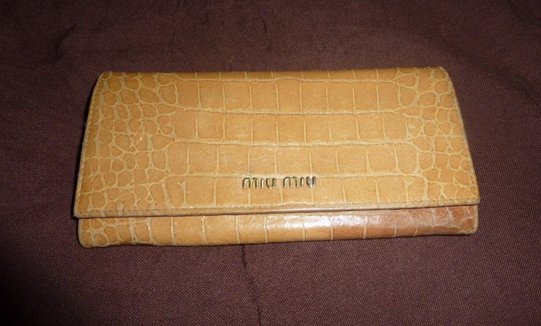 Miu Miu Crocodile Embossed Long Wallet (Category: Luxury Bags & Wallets) located in Calapan. Submitted by estheronl (Listing ID 1269634786, Image 1). Description: Miumiu long wallet Authentic Flaws: Nag-dark na color sa ibang parts, fading sa metal Mop: Gcash, Paymaya, Bpi Shipping couriers: J&t, LBC Shipping sched: Wed, Sat..