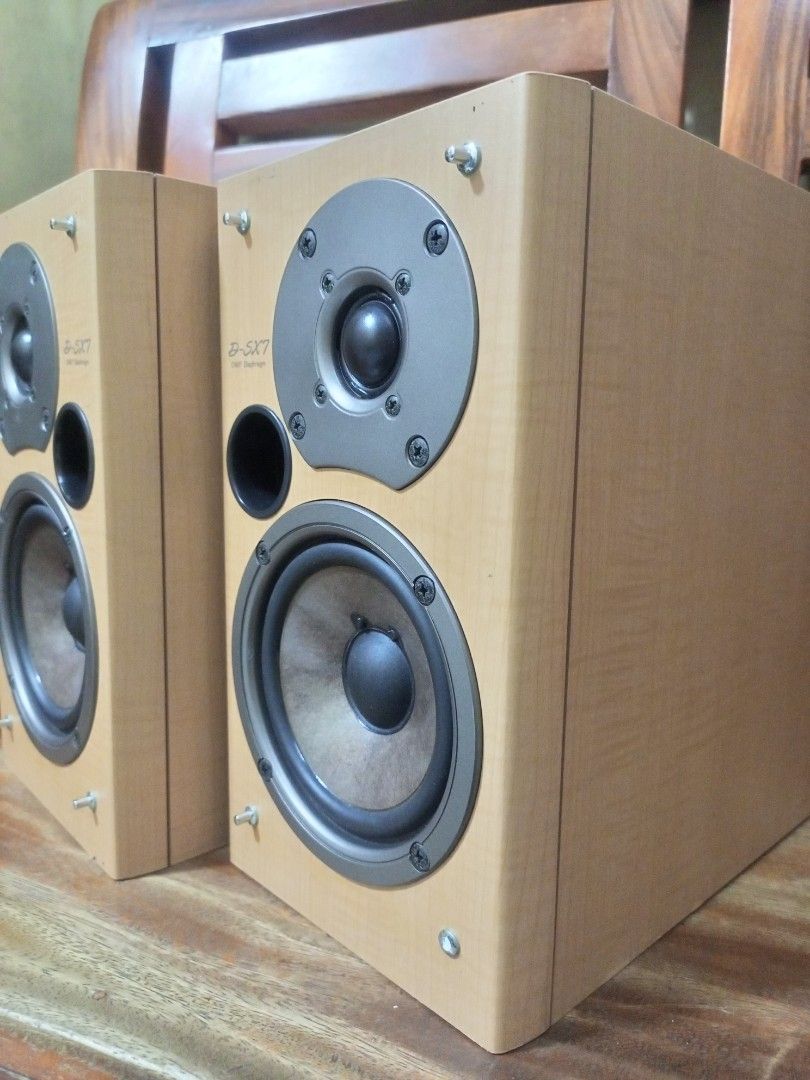 Onkyo (Category: Soundbars, Speakers & Amplifiers) located in Manila. Submitted by jaysaet1626847 (Listing ID 1307578266, Image 3). Description: onkyo booshelf model d-sx7 70watts 6ohms very clear aounds. manila area po ako tnx.
