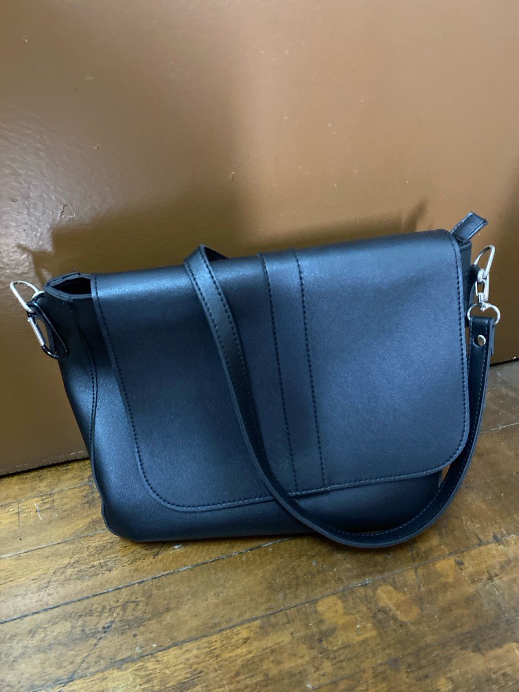 Parisian sling bag