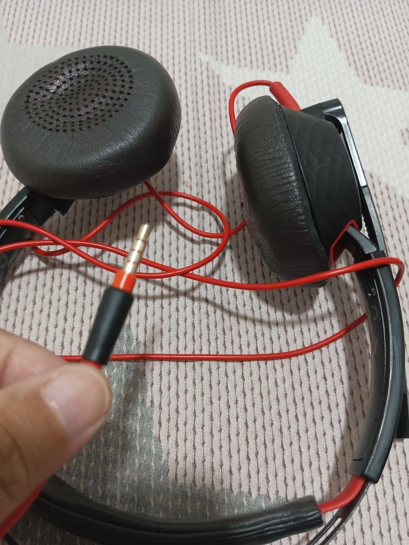 Pony Plantronics Call Center Headset (Category: Headphones & Headsets) located in Rizal. Submitted by lest_shop (Listing ID 1307596716, Image 2). Description: in very good voice condition, with noise cancelling. the leather cover in the other side is detached. but can be repaired in terms of performance, no issue.