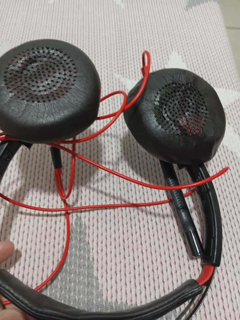 Pony Plantronics Call Center Headset (Category: Headphones & Headsets) located in Rizal. Submitted by lest_shop (Listing ID 1307596716, Image 3). Description: in very good voice condition, with noise cancelling. the leather cover in the other side is detached. but can be repaired in terms of performance, no issue.