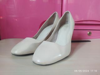 PRE LOVED/PRE OWNED THRIFTED WHITE CLOSE HEELS FORMAL SHOES WHITE HEELS 3 INCHES