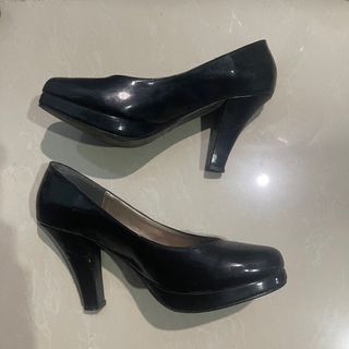 Preloved Bianca Glossy Heels in Black Pointed Pumps High Heel School Women Shoes Graduation Ball Date Night Casual Work Office Wedding Oath Taking Birthday Size 5 College Post Graduate