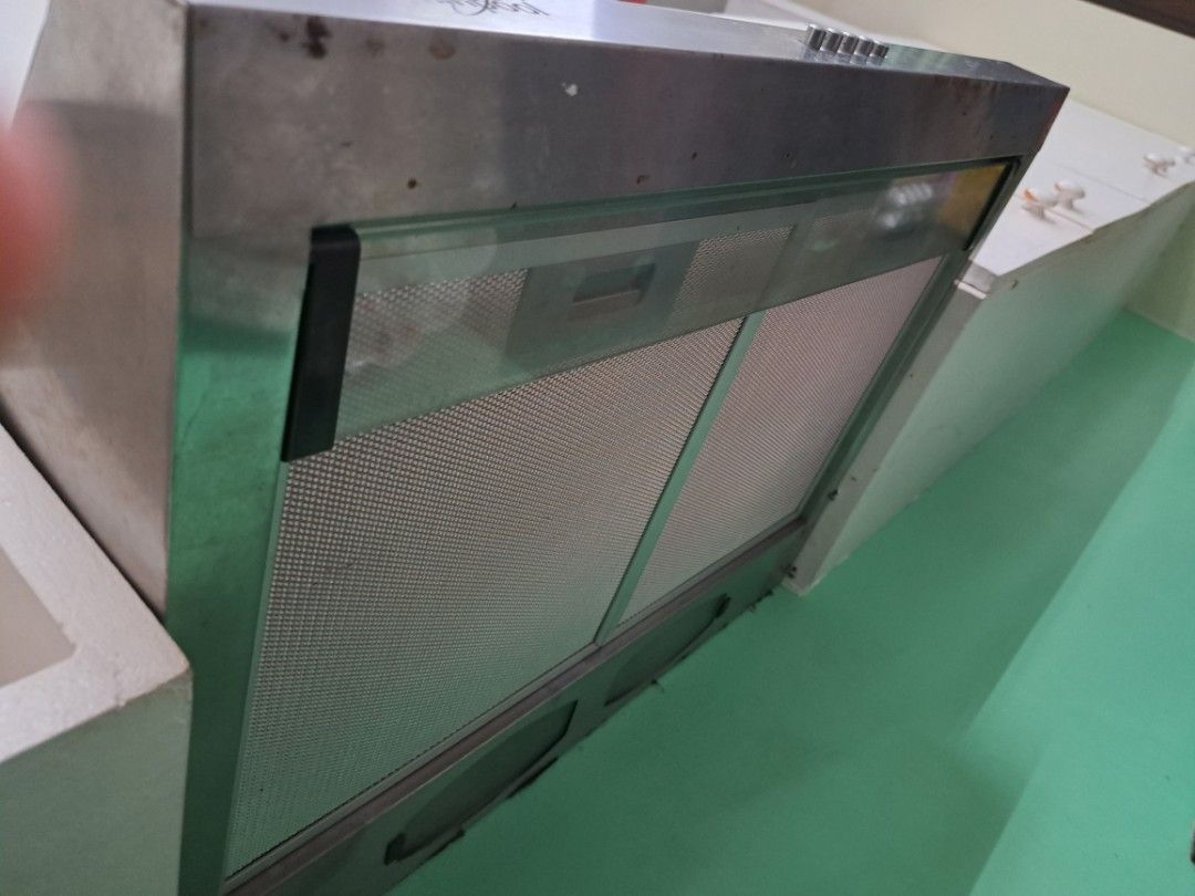 Whirlpool Range Hood (Category: Hobs & Hoods) located in Quezon City. Submitted by armariodejara (Listing ID 1307680772, Image 3). Description: Negotiable Decluttering Hindi po nagagamit, nakahang lang.