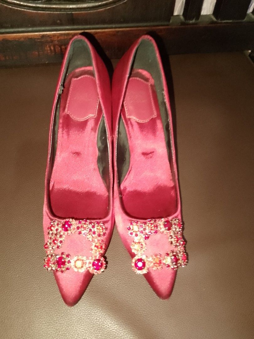 Roger Viever Flower Strass Red (Category: Sneakers & Footwear) located in Quezon City. Submitted by slimepapi88 (Listing ID 1307641427, Image 2). Description: still in good condition need cleaning kasi natambak no box price is negotiable.