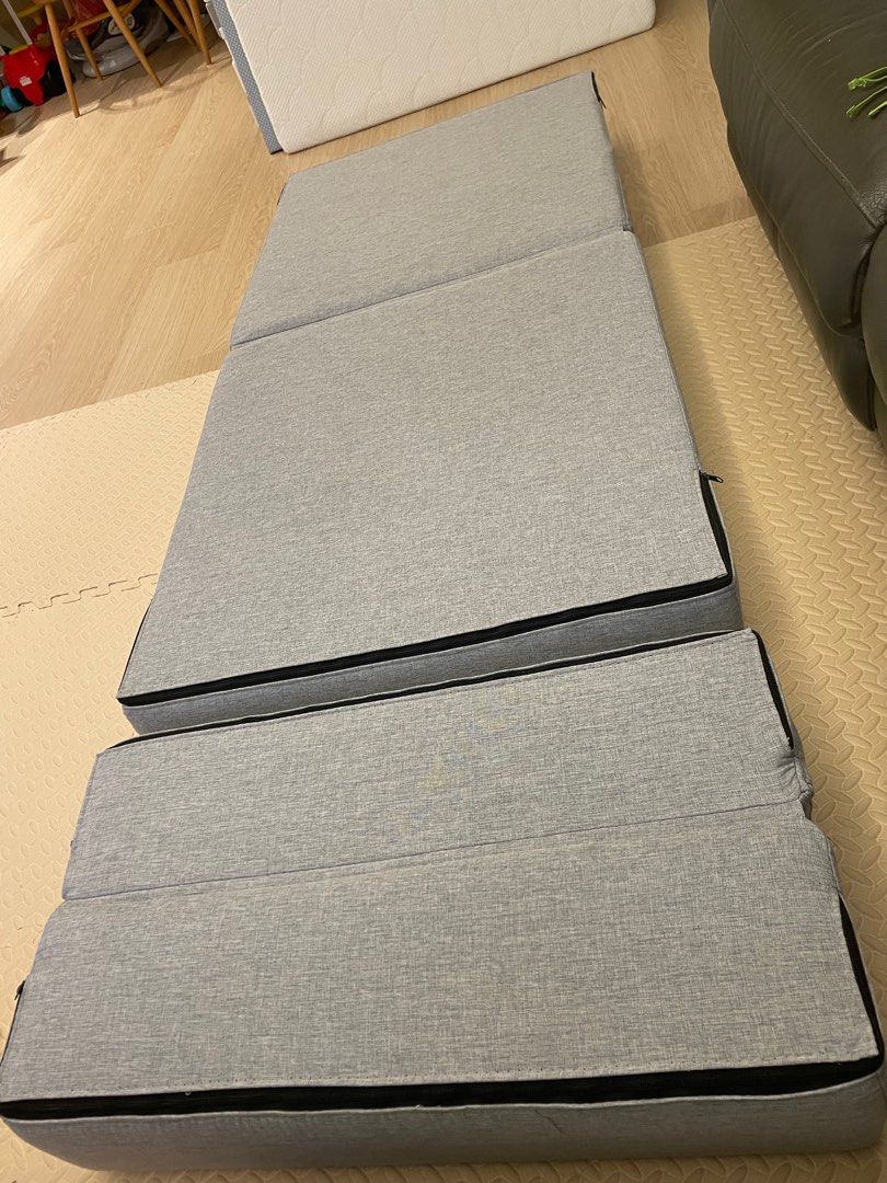 Sofa （分類：梳化）位於 Hong Kong。 由 emm7788 提交（商品編號 1307698586，圖片 3）。簡介： 好用！ 90%新 只係用咗幾個月俾陪月陪BB瞓嘅，而家唔需要要了。 70cm / 180cm。