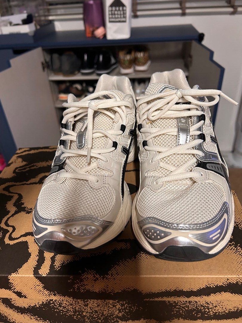 Us10.5 ASICS Nimbus Gel Cream