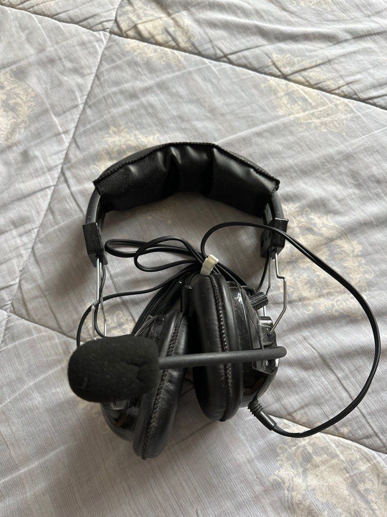 WGA Aviation Headset (Category: Headphones & Headsets) located in General Trias. Submitted by easy_finds (Listing ID 1307665923, Image 2). Description: .