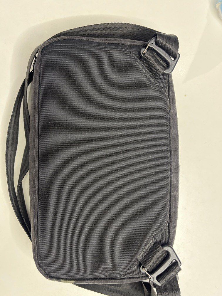 Alpaka Elements Tech (Category: Sling Bags) located in Singapore. Submitted by annecy (Listing ID 1307799733, Image 3). Description: With sling Dark multicam .