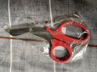 Bandage scissors  ( brandnew  )  200 pesos  plus  sf