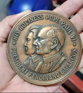 Big medal marcos pope paul