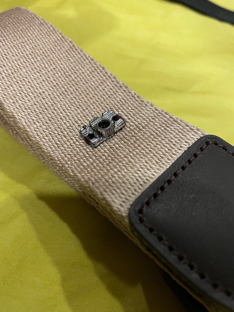 Camera strap (Category: Other Photography Accessories) located in Singapore. Submitted by kcpgsd (Listing ID 1307885048, Image 2). Description: Brand new, never used .