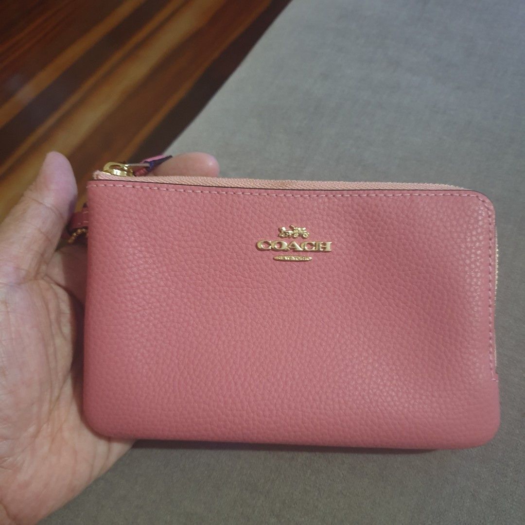 COACH WRISTLET (Category: Luxury Bags & Wallets) located in Muntinlupa City. Submitted by eiramceegee (Listing ID 1307904685, Image 1). Description: pebbled leather authentic coach from USA location: UPS paranaque payment: gcash sf: lalamove or grab c/o buyer.