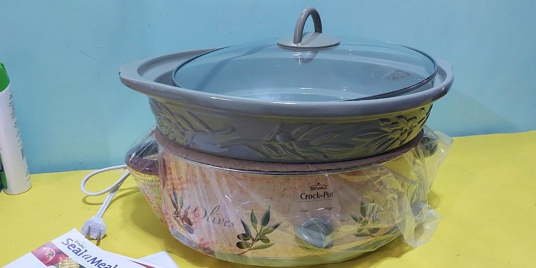 Crock Pot stoneware (Category: Cookware & Accessories) located in Quezon City. Submitted by aliecru (Listing ID 1307848571, Image 3). Description: 110volts bought in the US in very good condtion items in plastic serious buyers only.
