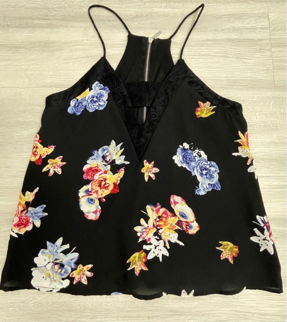 F21, Express halter tops (Category: Sleeveless) located in Jaen. Submitted by cutecottons09 (Listing ID 1307865253, Image 2). Description: All of these are double lining 👍 Black = 180 cut tag Peach spaghetti strap = 100 cut tag Peach sleeveless = FREE for bundle of 3 Mocha halter = 100 cut tag .