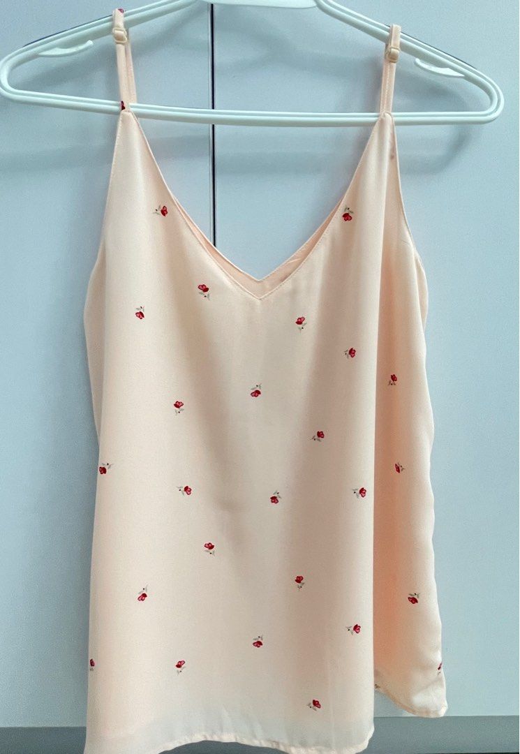 F21, Express halter tops (Category: Sleeveless) located in Jaen. Submitted by cutecottons09 (Listing ID 1307865253, Image 3). Description: All of these are double lining 👍 Black = 180 cut tag Peach spaghetti strap = 100 cut tag Peach sleeveless = FREE for bundle of 3 Mocha halter = 100 cut tag .