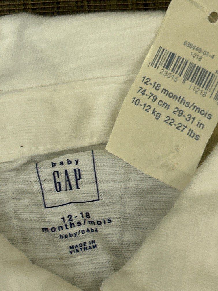 Gap （分類：嬰兒及小童流行時尚）位於 Hong Kong。 由 w.fovea 提交（商品編號 1307907795，圖片 3）。簡介： ✨Gap✨ 白色Polo恤，小紳士的衣服 襯格仔短褲，，穩重健型格 單件$50 －套$80 。