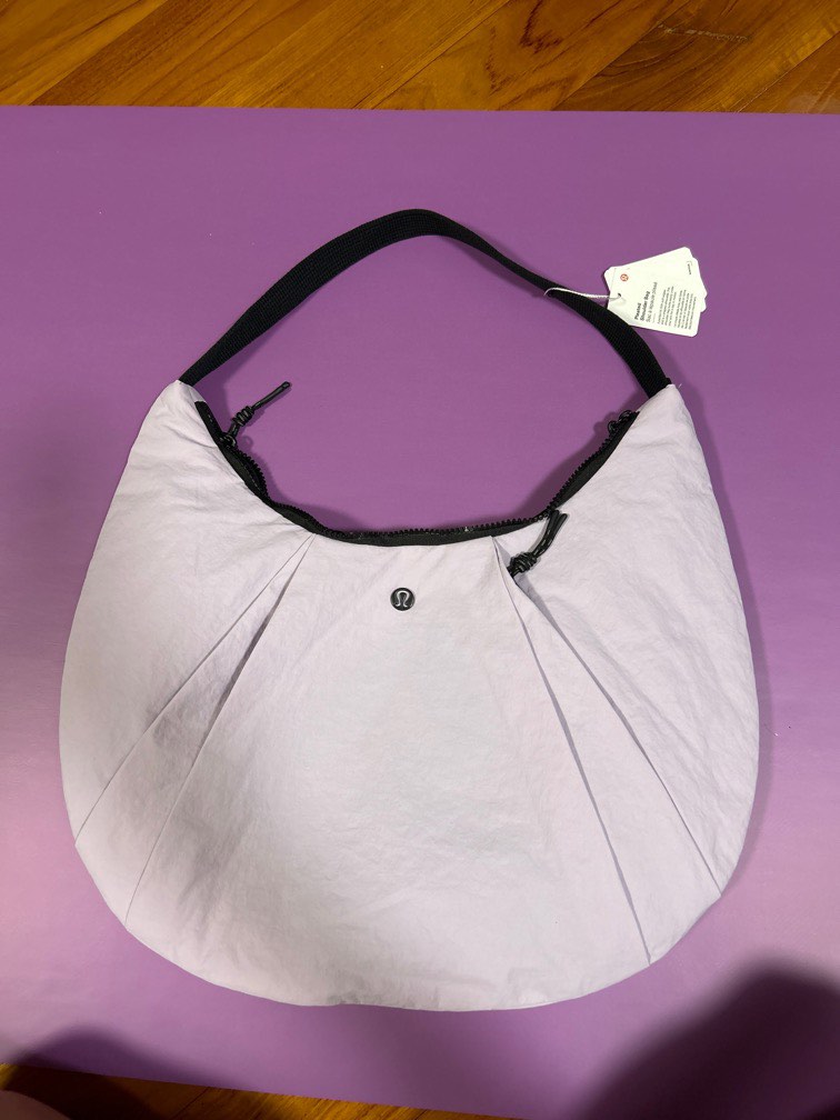 Lululemon pleated shoulder bag 10L, 女裝, 手袋及銀包, 單肩包- Carousell