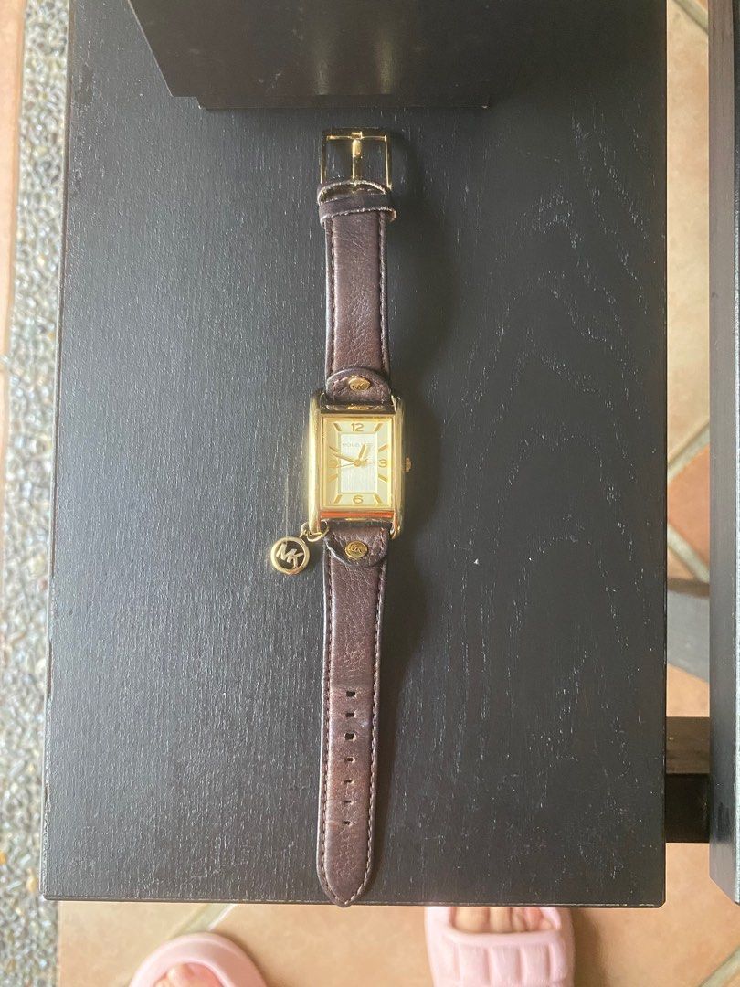 Michael Kors watch (Category: Watches) located in Singapore. Submitted by harrieeer (Listing ID 1307873708, Image 1). Description: Good working condition Price is fixed.