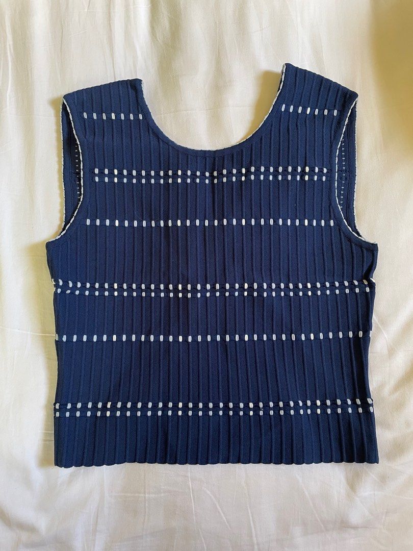 Navy Blue Minimalist Vest Top (Category: Sleeveless) located in Cebu City. Submitted by fitsbythea (Listing ID 1307774863, Image 1). Description: reversible top to match whatever neckline you’re going for - material is thick and structured .