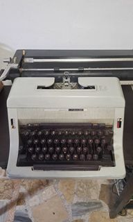 Olivetti Linea 88 Manual Typewriter