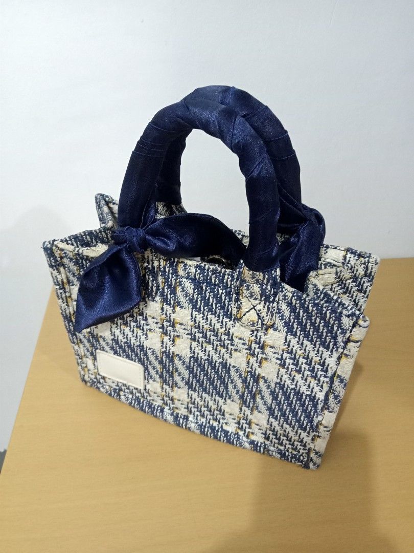Preloved handbag (Category: Clutches) located in Manila. Submitted by virtualtindahanipaul (Listing ID 1225684114, Image 2). Description: .