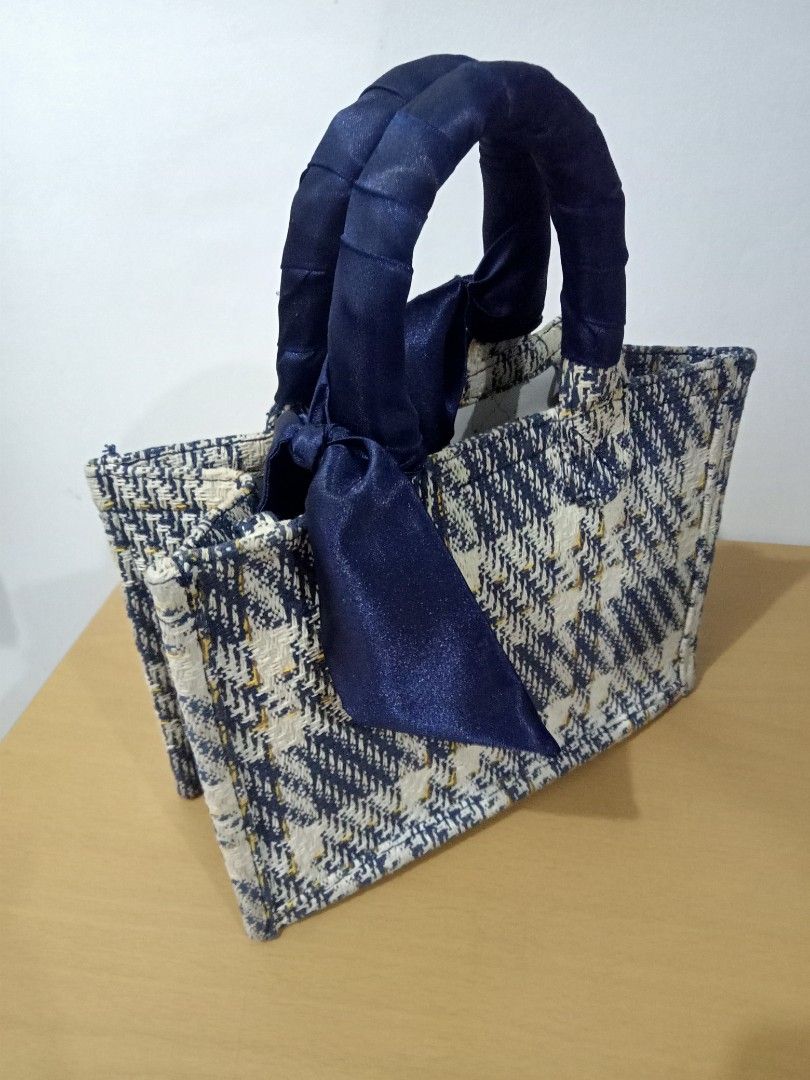 Preloved handbag (Category: Clutches) located in Manila. Submitted by virtualtindahanipaul (Listing ID 1225684114, Image 3). Description: .