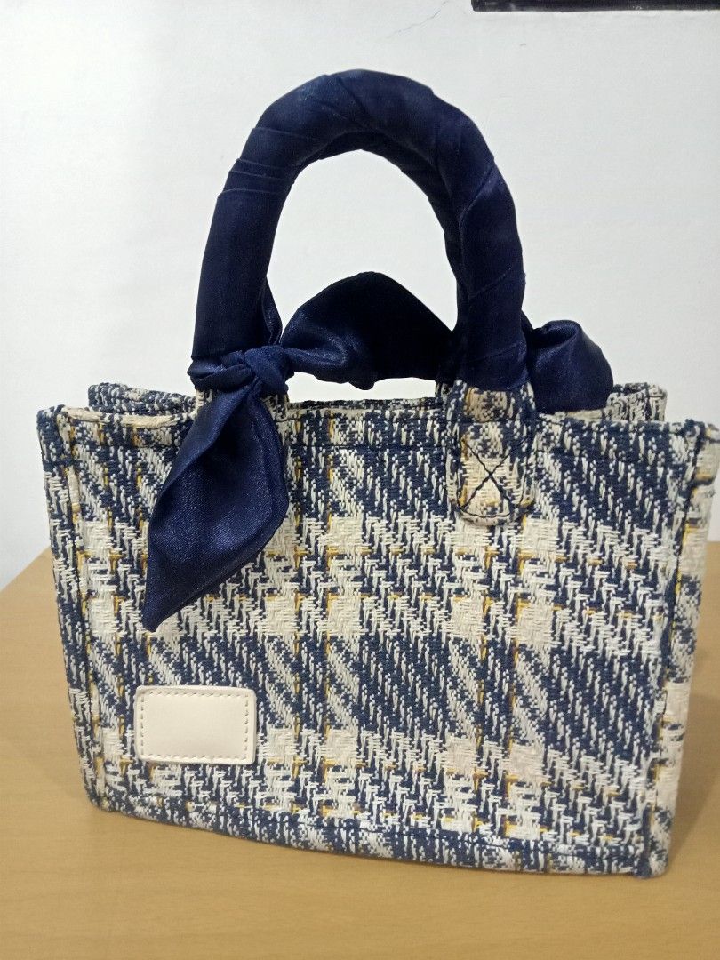 Preloved handbag (Category: Clutches) located in Manila. Submitted by virtualtindahanipaul (Listing ID 1225684114, Image 1). Description: .