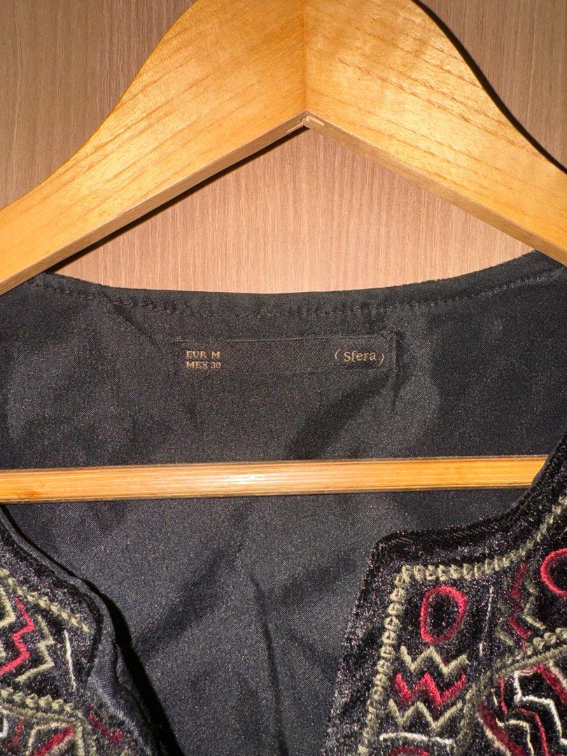 Sfera Embroidered Blazer (Category: Coats, Jackets and Outerwear) located in Muntinlupa City. Submitted by capri___sun (Listing ID 1307840957, Image 3). Description: Brand: Sfera Condition: 9.5/10, Barely used .