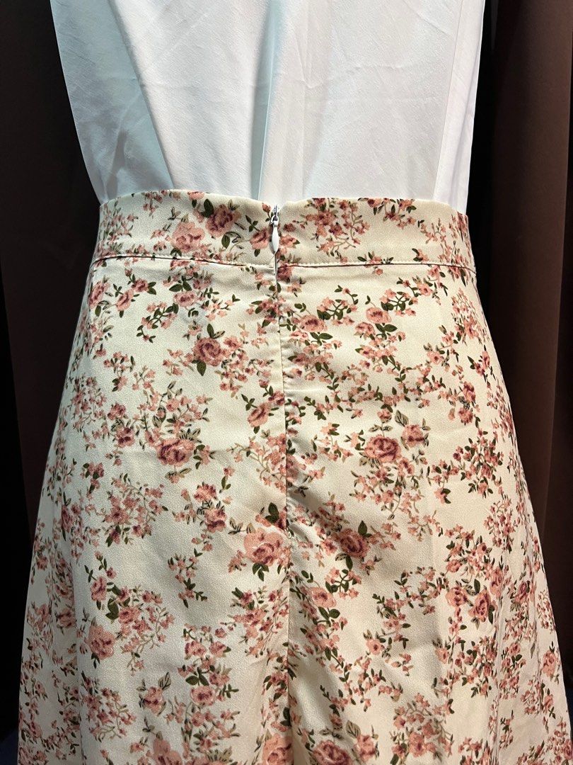 SHEIN Floral Midi skirt (Category: Skirts) located in Cavite. Submitted by belovedbyd (Listing ID 1307926650, Image 3). Description: 9/10 condition Used only twice With slit Lenght: 29in Price is non Negotiable .