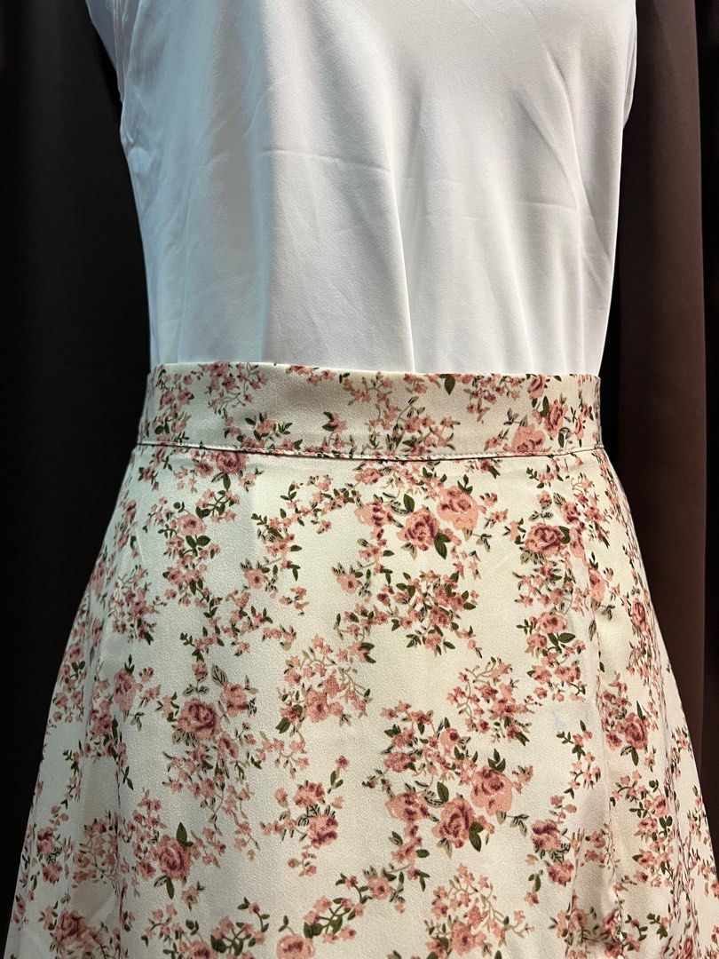 SHEIN Floral Midi skirt (Category: Skirts) located in Cavite. Submitted by belovedbyd (Listing ID 1307926650, Image 2). Description: 9/10 condition Used only twice With slit Lenght: 29in Price is non Negotiable .