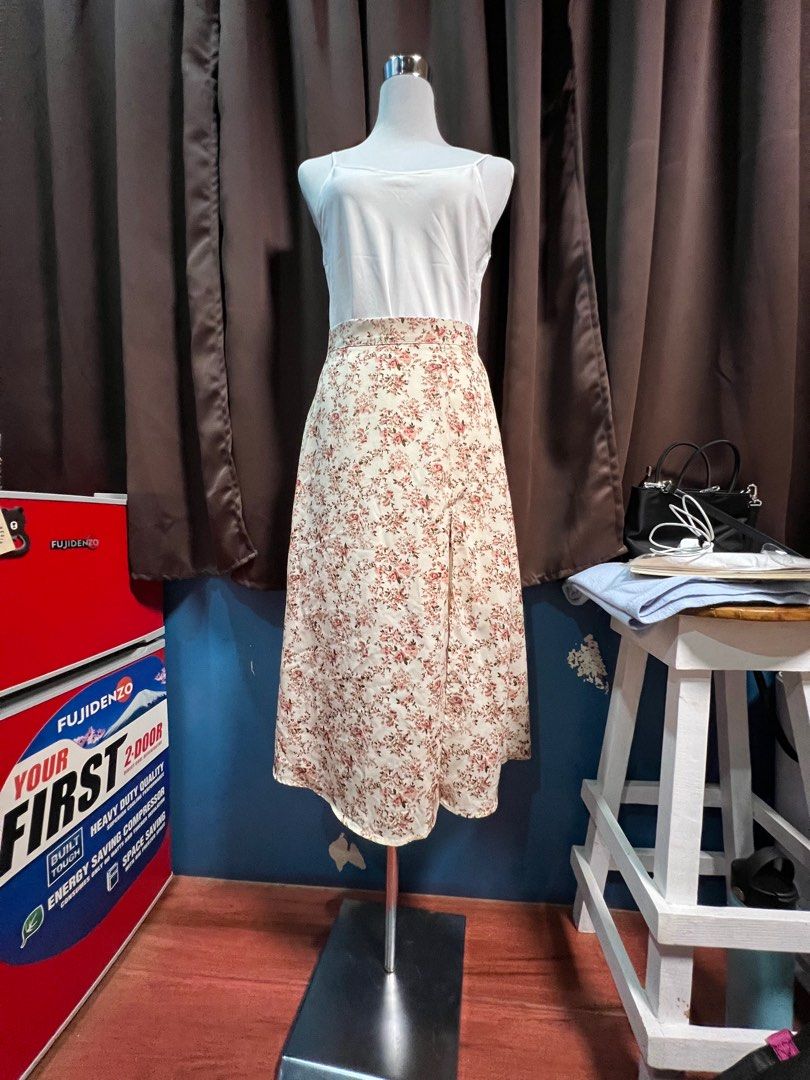 SHEIN Floral Midi skirt (Category: Skirts) located in Cavite. Submitted by belovedbyd (Listing ID 1307926650, Image 1). Description: 9/10 condition Used only twice With slit Lenght: 29in Price is non Negotiable .