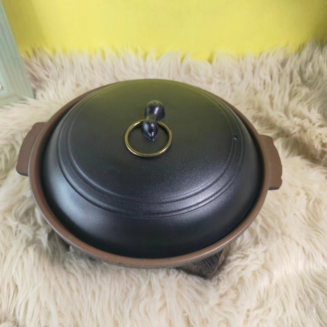 STONEWARE SIZZLING PLATE WITH LID (Category: Cookware & Accessories) located in Baao. Submitted by all.things.japan (Listing ID 1307782724, Image 2). Description: STONEWARE SIZZLING PLATE WITH LID VGC, with box and original packaging Minimal signs of use Diameter: 7.6 inches (handle excluded) Depth: 1.25 inches (lid excluded) MINE: P450.00 Add SF MOP: GCash/PNB/LBP/Palawanpay/Seabank Location: BICOL (Baao, Camarines Sur) Please note that colors m